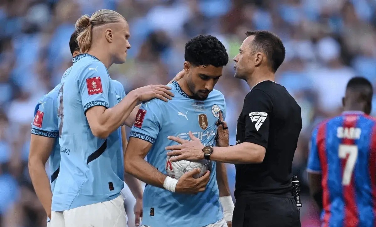 赛地聚焦：荷甲今晨热度飙升，里昂扳平良机，气氛紧张，控场能力受关注的简单介绍